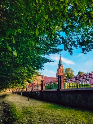 Widok na wieżę kościoła w Gietrzwałdzie.
