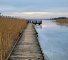 Widok na pomost na jeziorze Mamry