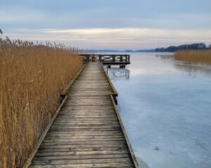 Widok na pomost na jeziorze Mamry