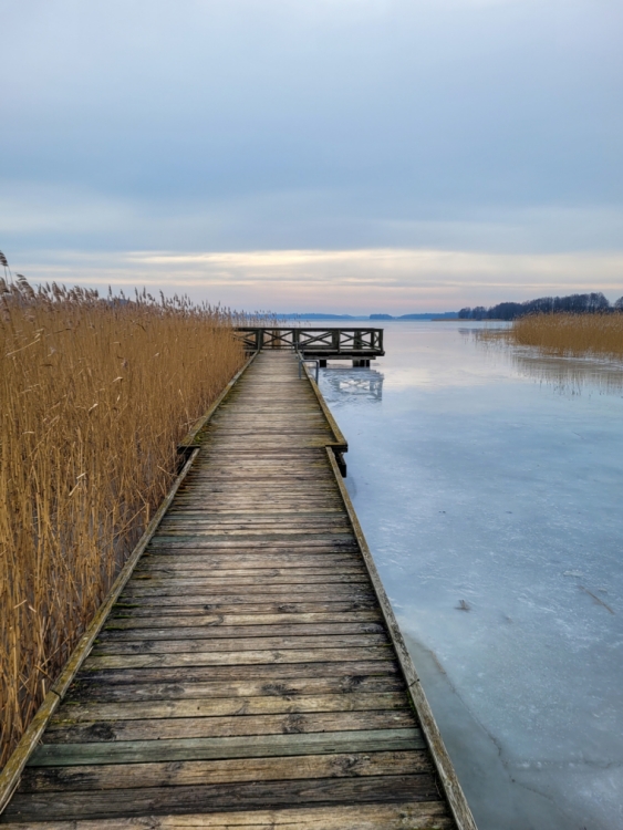 Widok na pomost na jeziorze Mamry