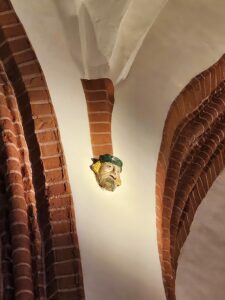 Jedna z 36 główek w olsztyńskiej konkatedrze