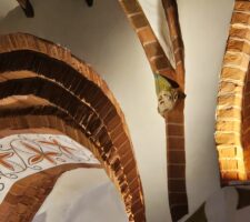 Główka w mitrze biskupiej. Katedra w Olsztynie, przewodnik