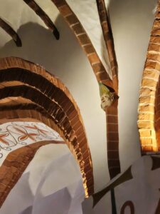 Główka w mitrze biskupiej. Katedra w Olsztynie, przewodnik