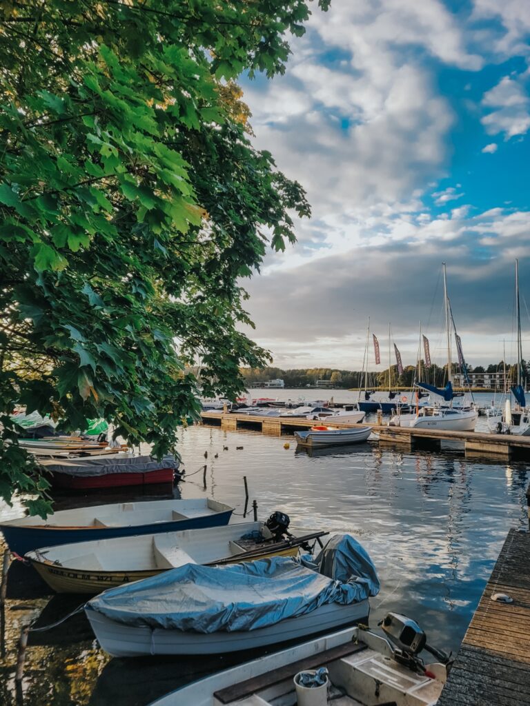 Widok na jezioro Ukiel – razem z przewodnikiem po Olsztynie odkryjesz najpiękniejsze zakątki Warmii.