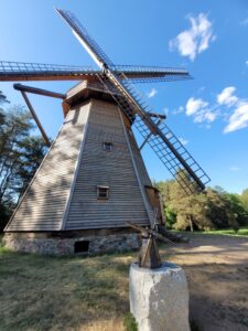 Wiatrak typu holenderskiego w skansenie w Olsztynku
