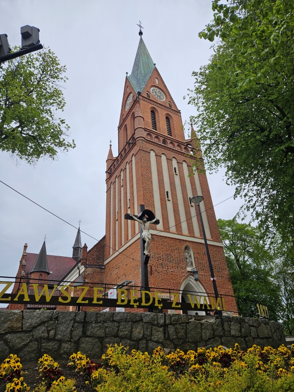 Pielgrzymka do Gietrzwałdu. Widok na wieżę kościoła. 