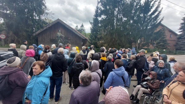 Pielgrzymka do Gietrzwałdu, spacer po wsi i gietrzwałdzkie deskale.