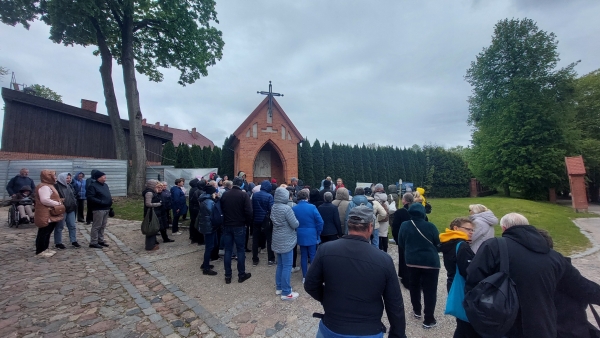 Pielgrzymka do Gietrzwałdu. Widok na pierwszą kapliczkę różańcową.