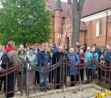Pielgrzymka do Gietrzwałdu. Grób księdza Augustyna Weichsla, jego matki i siostry.