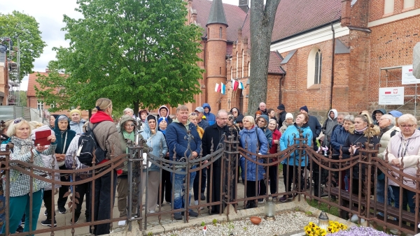 Pielgrzymka do Gietrzwałdu. Grób księdza Augustyna Weichsla, jego matki i siostry.