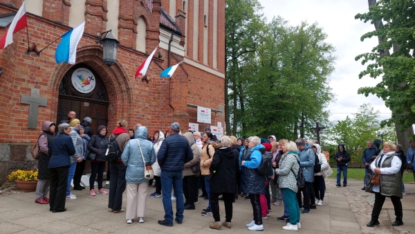Pielgrzymka do Gietrzwałdu, przed sanktuarium.