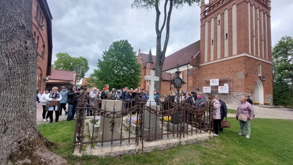 Pielgrzymka do Gietrzwałdu, przystanek przy miejscu pochówki księdza proboszcza Augustyna Weichsla.