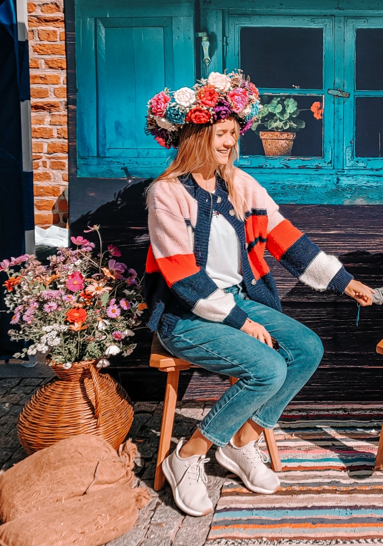 Magdalena Miller, przewodnik po Olsztynku, przy stoisku promocyjnym skansenu w Olsztynku (Muzeum Budownictwa Ludowego).