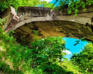 zawalony most kruklanki mazury przewodnik